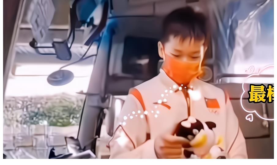 站在大巴车门口收礼物!全红婵拆开包装袋,没拿稳让礼物掉地上了