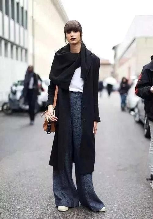 早春火了一种穿法叫：拖地裤＋外套，时髦显腿长，小个子也合适