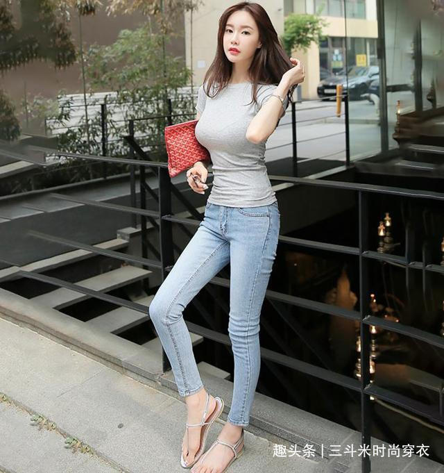 牛仔裤小姐姐身材完美,尽显优雅时尚,简单又好看