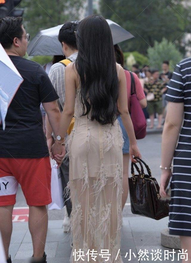 卡其色连衣裙搭配棕色手包，不仅拥有美丽脸庞，而且拥有高贵气质