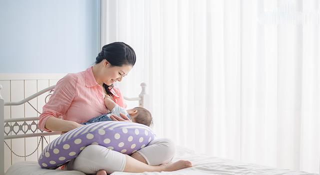 喂奶|“放你一面大贴纸”,月子里牢记6字口诀,母乳亲喂一次就上手