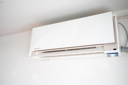 身体健康|晚上睡觉时开空调,多少度最合适?并非26度,这个温度或更合适