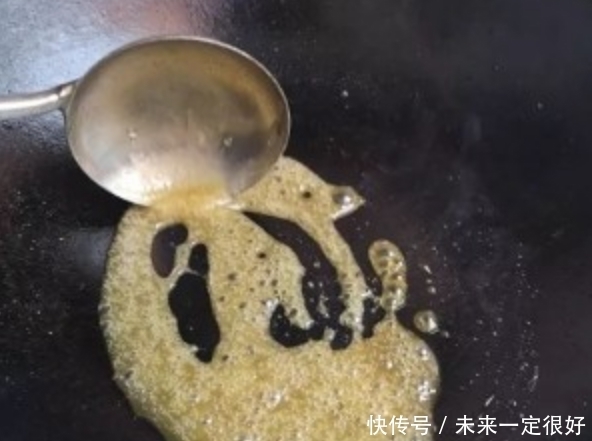 炒糖色,直接炒就大错特错!做了这一步,红亮诱人,香甜不发苦!