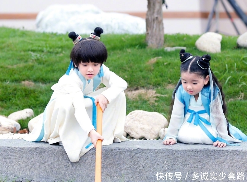 面对镜头|《爸爸4》播出4年了，阿拉蕾李亦航同框庆端午，两人大长腿抢镜