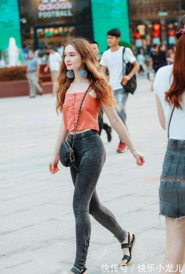 装扮 修身有型的打底裤装扮绽放美丽时刻,不用多花心思,美艳动人