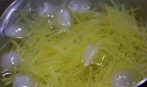 凉拌土豆丝要脆有“秘方”，试试这个做法，酸辣清脆，丝丝入味