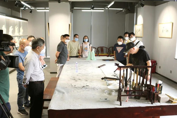 作品展!【展览现场】郑瑰玺大景花鸟画展暨中国玉雕大师作品展火热进行中