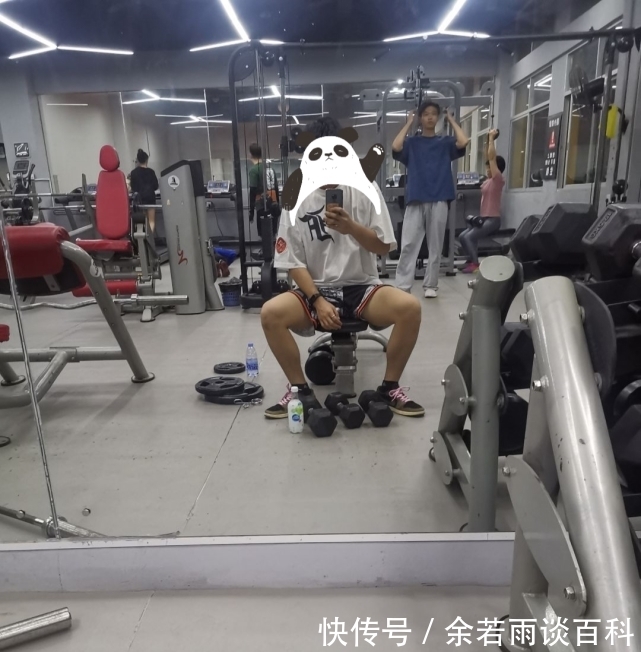 烧烤|朋友去的健身房，楼下就是烧烤摊，后来才知道老板竟是同一个人