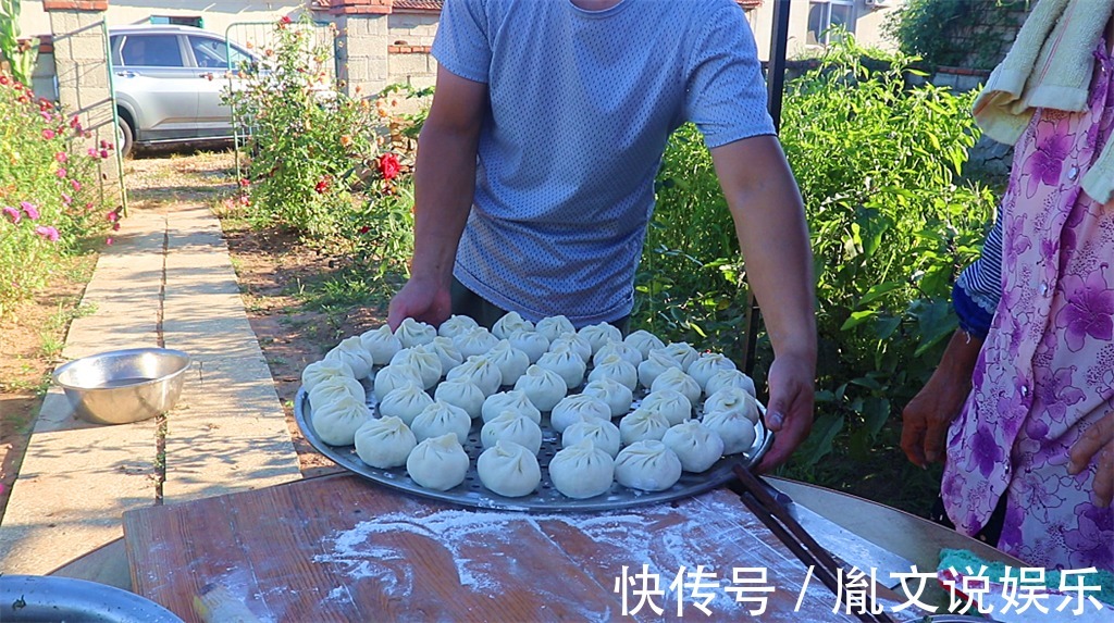 东北人最爱吃蒸野菜包子，放点猪油渣，出锅满院子飘香，吃的过瘾