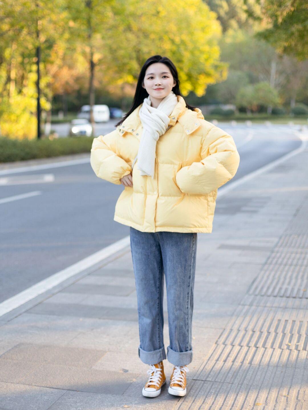 大衣|小个子女生冬季搭配指南|高腰短款羽绒服+宽松直筒牛仔裤,百搭又时尚!