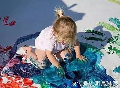 宝宝|地铁上,3岁宝宝盯着一个人看了20分钟,妈妈转头一看笑喷了