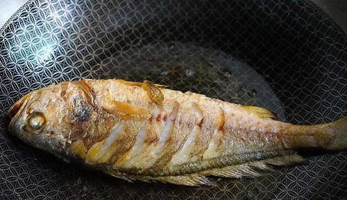 煎鱼可不能直接下油锅,掌握这3个技巧,鱼皮才能不破不粘锅