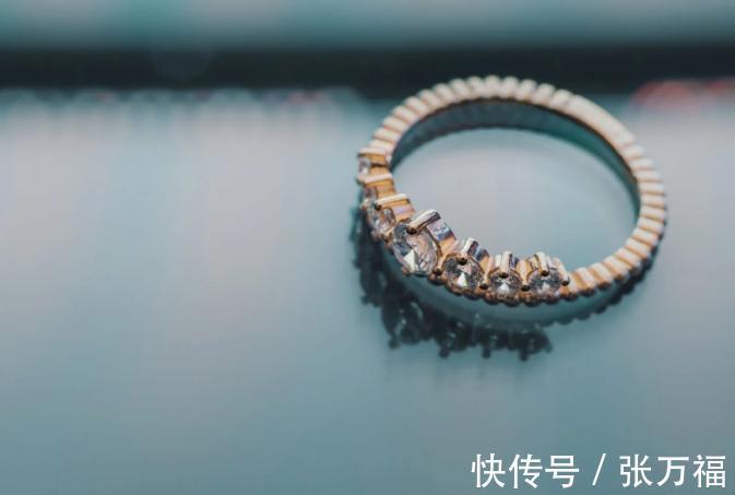 玉扳指 戒指戴在不同的手指,表达的意思是什么?