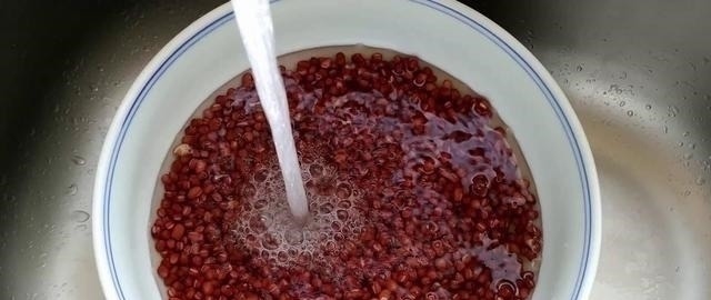 想吃红豆糯米糕不用出去买了，教你简单做法，软糯香甜，越嚼越香