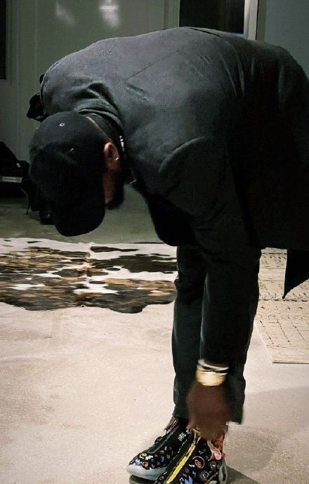 鞋款 韦德之道9无限「Moment」,初看惊艳十足,细看却不敢穿出门?