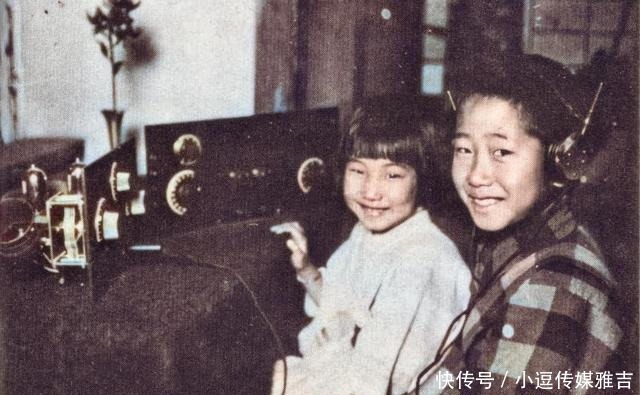 当红|日本上色老照片:当红明星给电台打广告,农村腌萝卜桶堆得很高