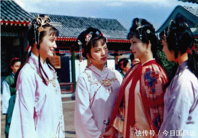 有何|香菱弄脏石榴裙后,换上了袭人一模一样的新裙子,作者有何深意?