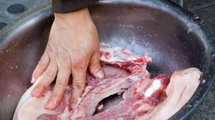 腌腊肉时，牢记这个加盐比例！腊肉做好金黄透亮，好吃不长霉！