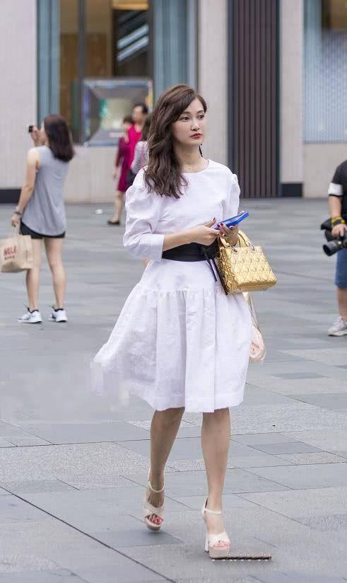 白色 白色连衣裙,简约风格装扮出自然美感,一种优雅大气的感觉