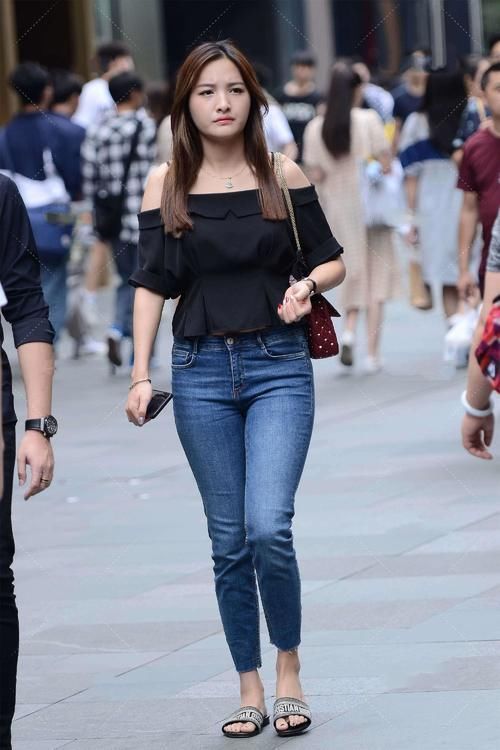 减龄 一字肩与牛仔裤的百搭高级感,减龄俏皮又活泼