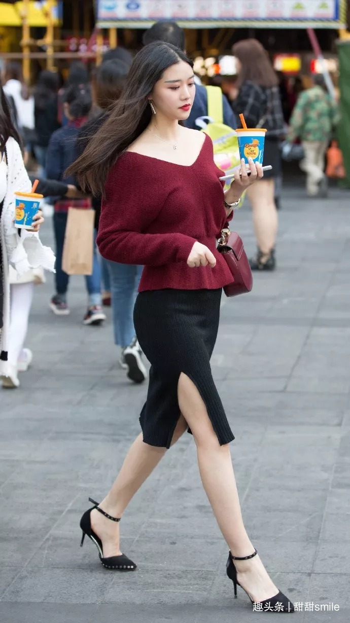 高跟鞋 美女脚上踩着一双尖头的高跟鞋,气质中带着美丽的气息