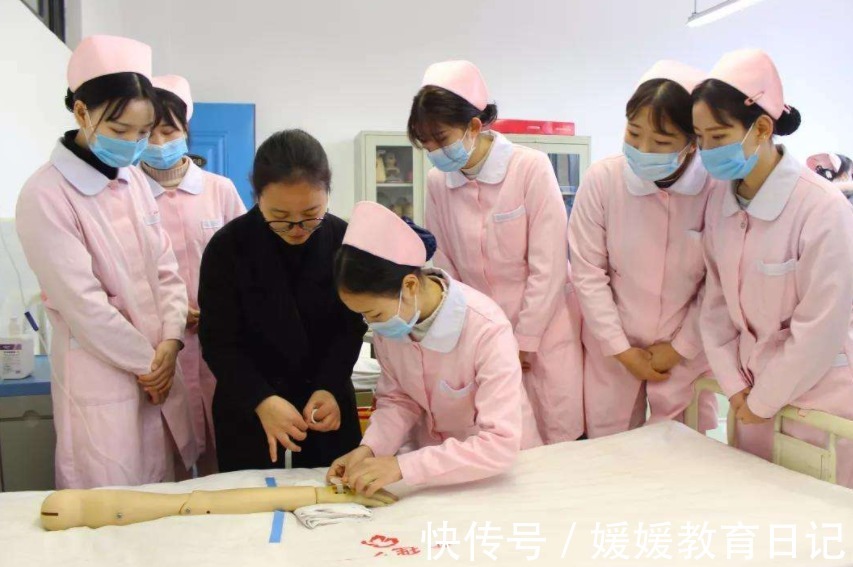 專業(yè)|學(xué)校拔河比賽，班里只有一名男生是什么體驗，操場地面如此絲滑