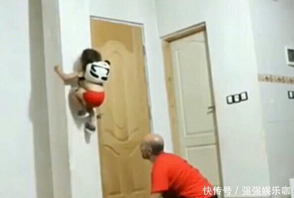 爸爸假扮僵尸吓3岁女儿，女儿接下来的行为，爸爸直接瞪大了双眼！