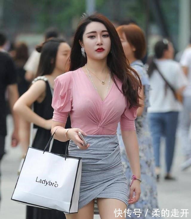 上衣 粉色泡泡袖上衣,搭配浅灰围裹裙,气质迷人,更显时尚美!