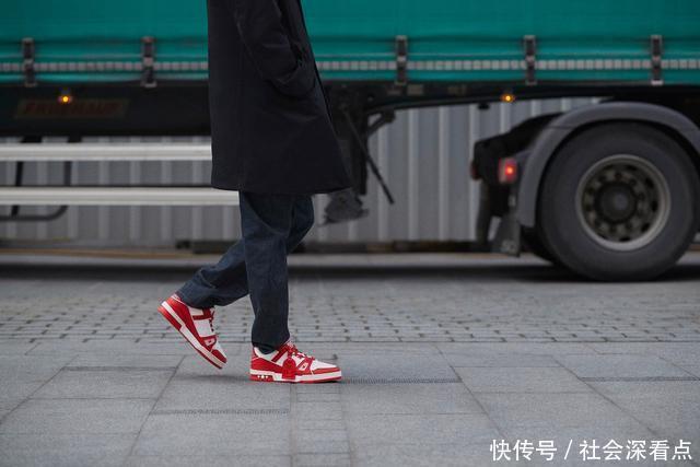 对抗艾滋病!白红配色Louis Vuitton RED鞋款登场