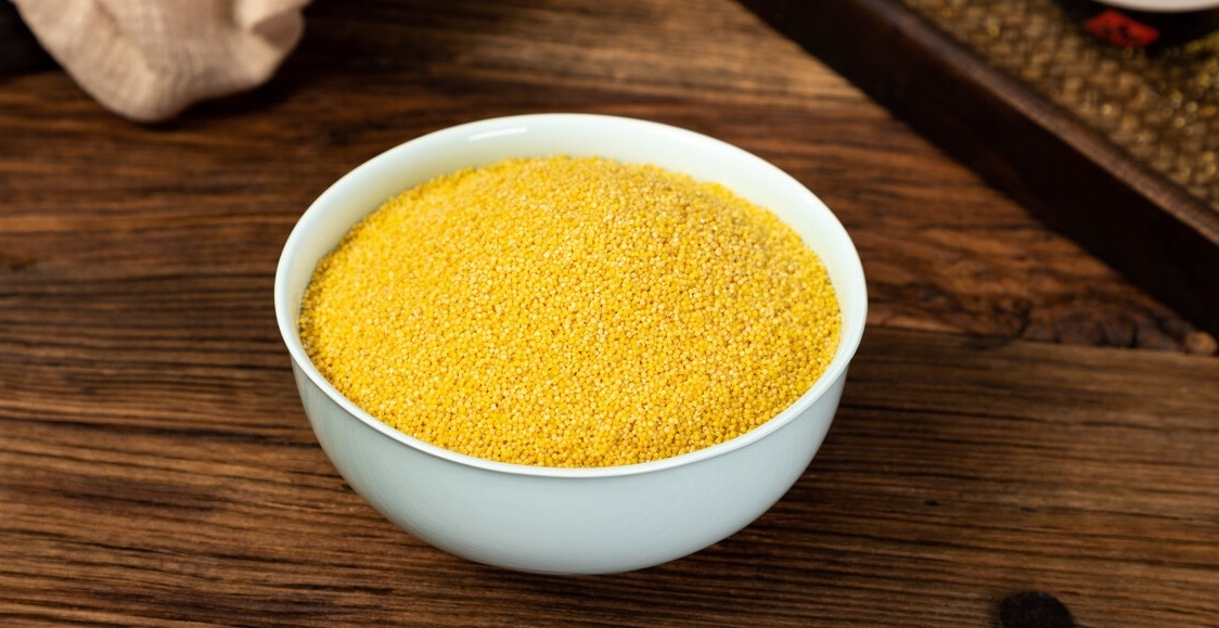 熬小米粥时,不要直接用水煮了,教你几个小诀窍,香浓黏稠更好喝