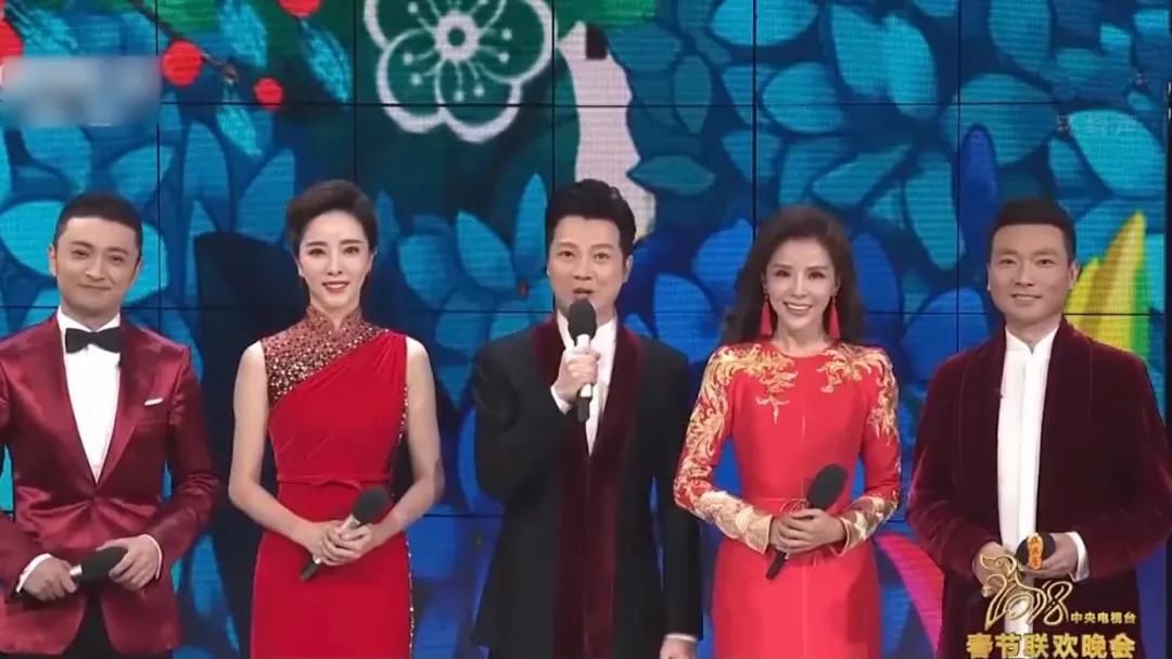 2021年春晚有惊无险：龙洋口误，任鲁豫力挽狂澜，完美卡点倒计时