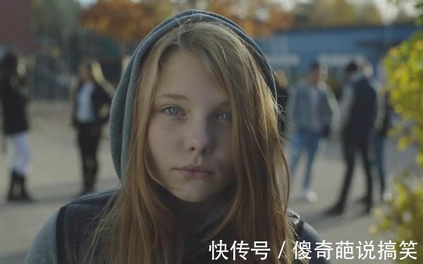 宝妈|“倔强母子”火了,街头相隔3米僵持不下,孩子:敌不动我不动