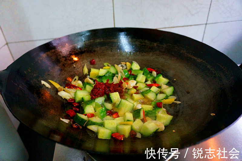 蒜苗叶|在家做香辣砂锅鱼，鲜香四溢，美味可口