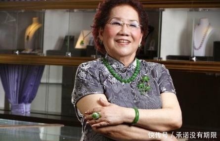 翡翠手镯|她被誉为“翡翠皇后”,出席一场活动身戴四件极品翡翠,霸气十足