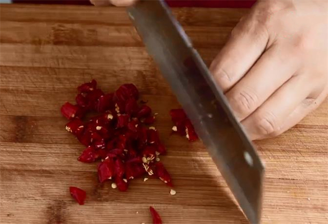 教你用茄子和豆角，做出美味的家常菜，刚上桌就被抢着吃，太香了