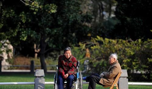 中老年人会长白发，多与这2个原因有关，得提前预防了