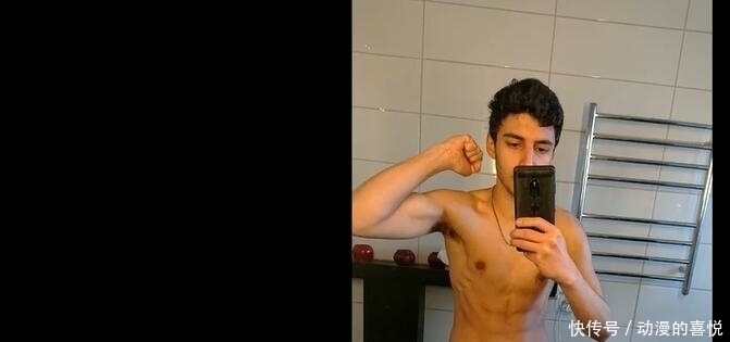 跑步|瘦小伙坚持1个月的俯卧撑、深蹲、仰卧起坐,每天10公里跑步