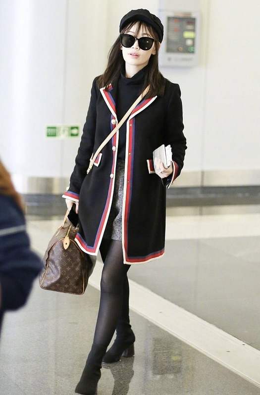 穿搭 马蓉落魄了走机场穷到涂不起口红,苍白脸色看着像50岁阿姨