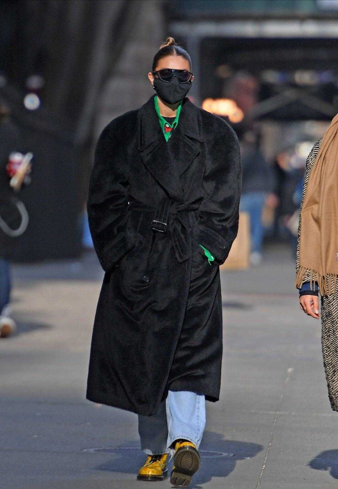 被“张钧甯”气质惊艳!穿黑色大衣搭配牛仔裤走机场,美出新高度