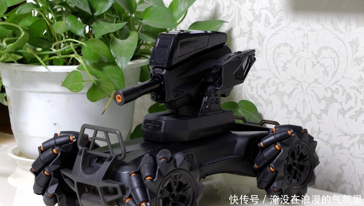 电池|全向轮轻松操控,动作智能编程:百思童智能遥控机甲评测