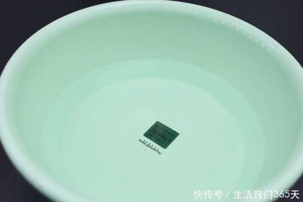 清水拖地等于白拖,在水里倒一点“它”,让地面干净不留水渍!