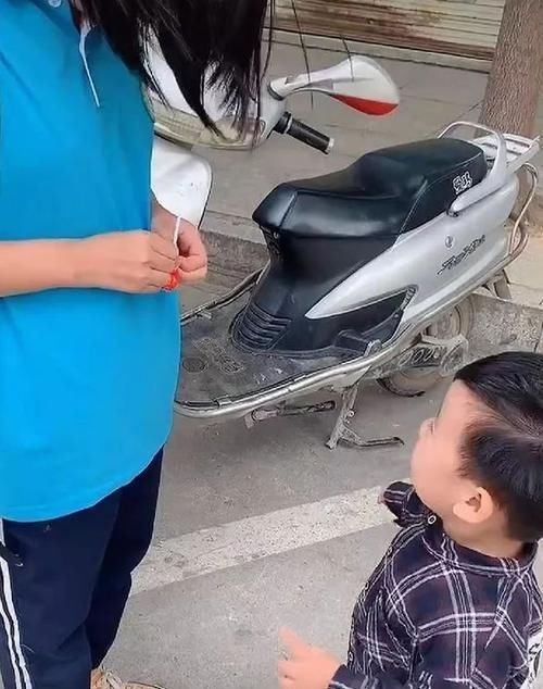 小男孩|心碎现场!弟弟校门口骑士跪迎姐姐却被忽略,家长:姐姐太害羞