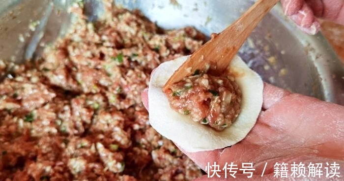 包白菜饺子，记住老师傅的“2放2不放”，饺子鲜嫩多汁，特好吃
