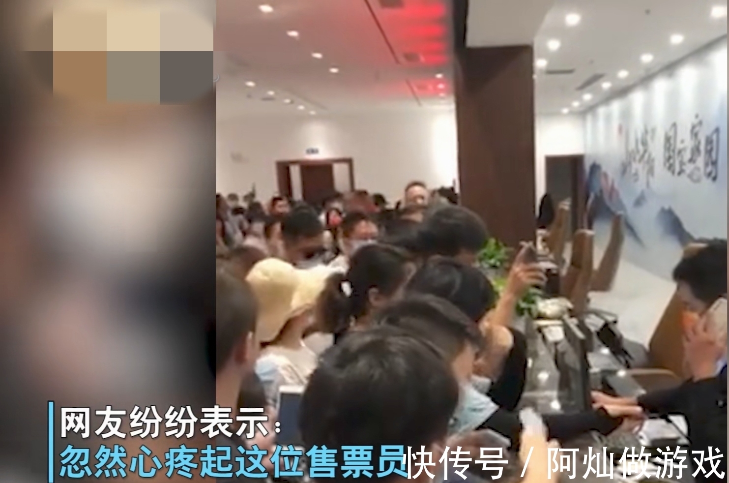 游客|汉中景区售票员一夫当关万夫莫开，网友：突然有点心疼起他了！