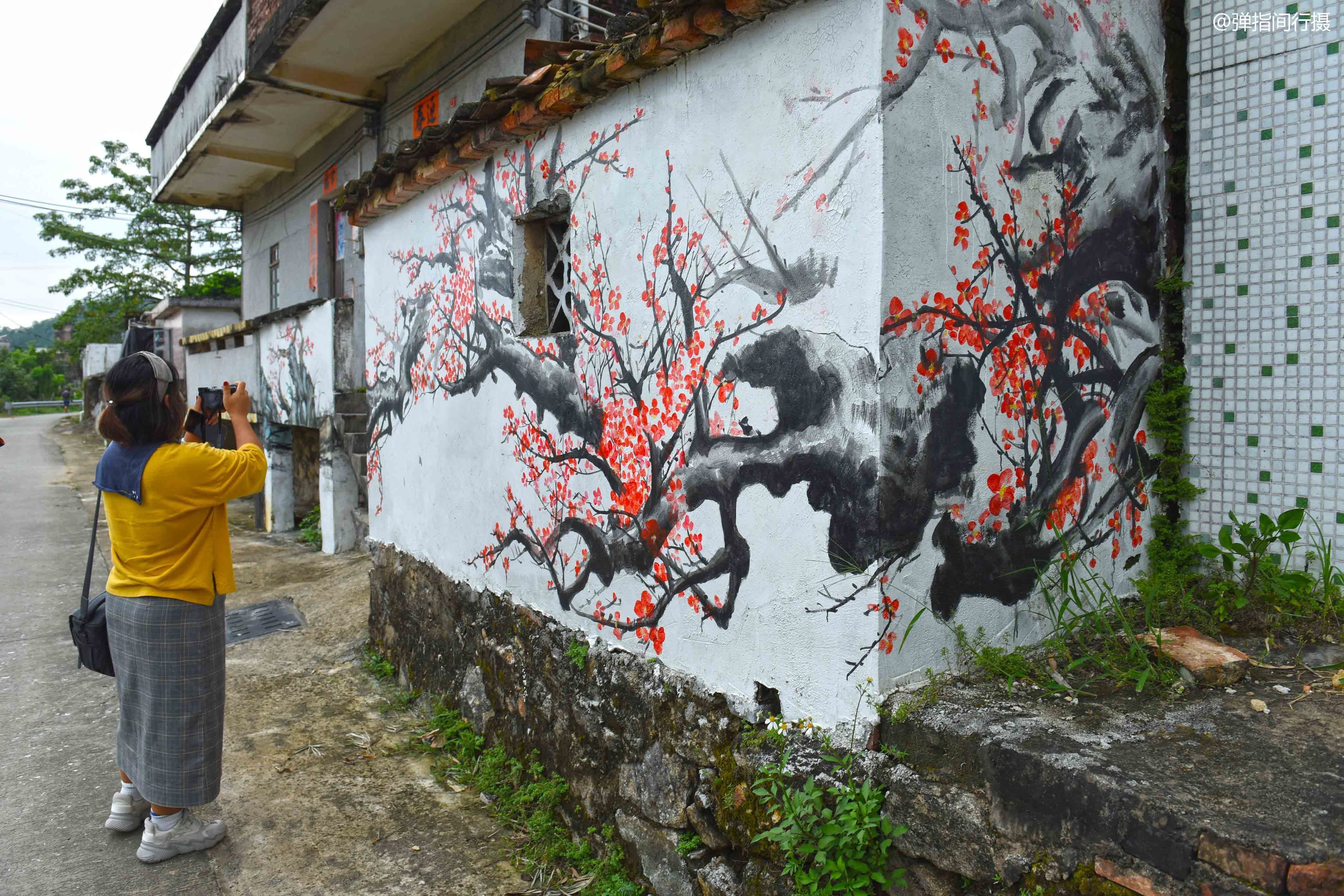 大师@绘画大师出于寒门,幼时曾撕邻居家对联画画,如今作品每平尺28万