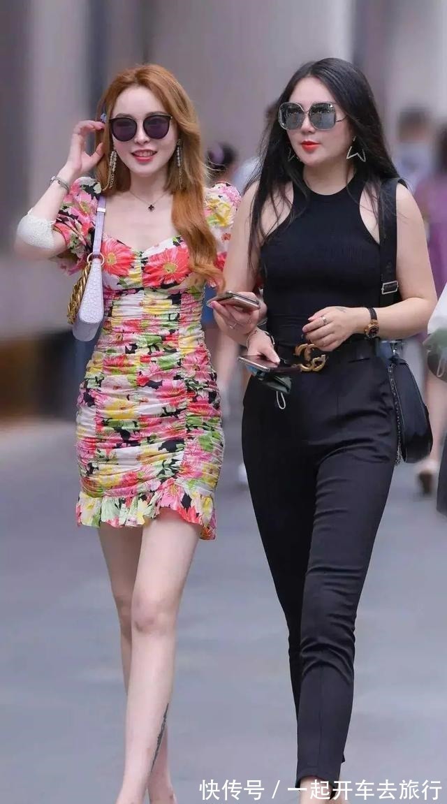 姐妹花 这对闺蜜就像一对姐妹花,两人穿着风格不同,发型颜色不同,养眼!