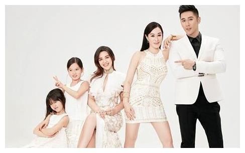 钟丽缇挑战“蜘蛛腿”太厉害，腰部赘肉瞩目，但心态年轻热爱生活