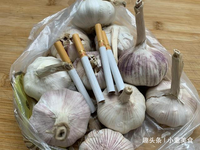 今天才知道，原来保存大蒜这么简单，放一年不干瘪不发芽，真实用