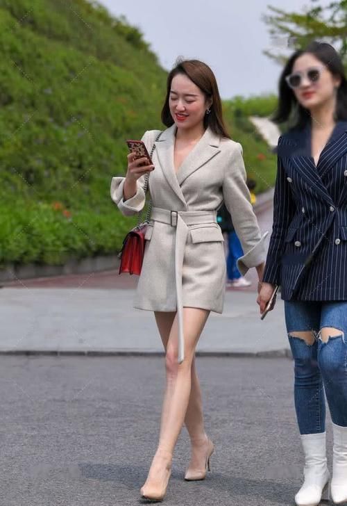 小姐姐穿西装外套手提包包,时尚又大气,做个时髦靓丽的打工人