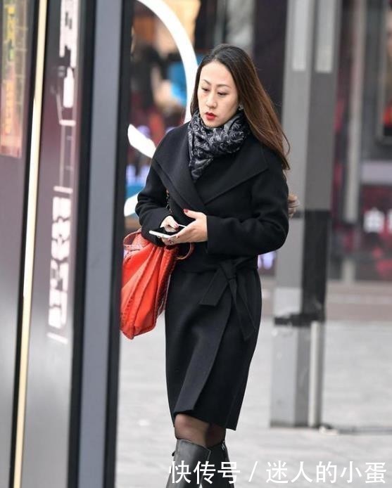 牛仔衬衫搭配灰色打底裤,青春靓丽,活泼可爱